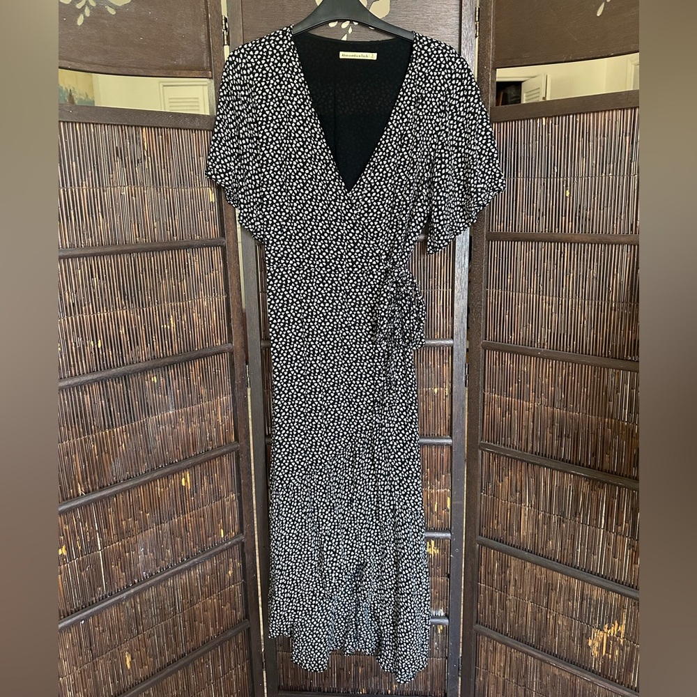 ABERCROMBIE AND FITCH Elegant Black and White Wrap Dress